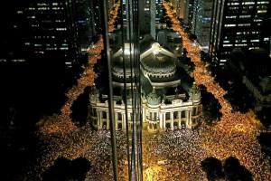 A multidão, com mais de 100 mil pessoas, marchou no Rio de Janeiro.